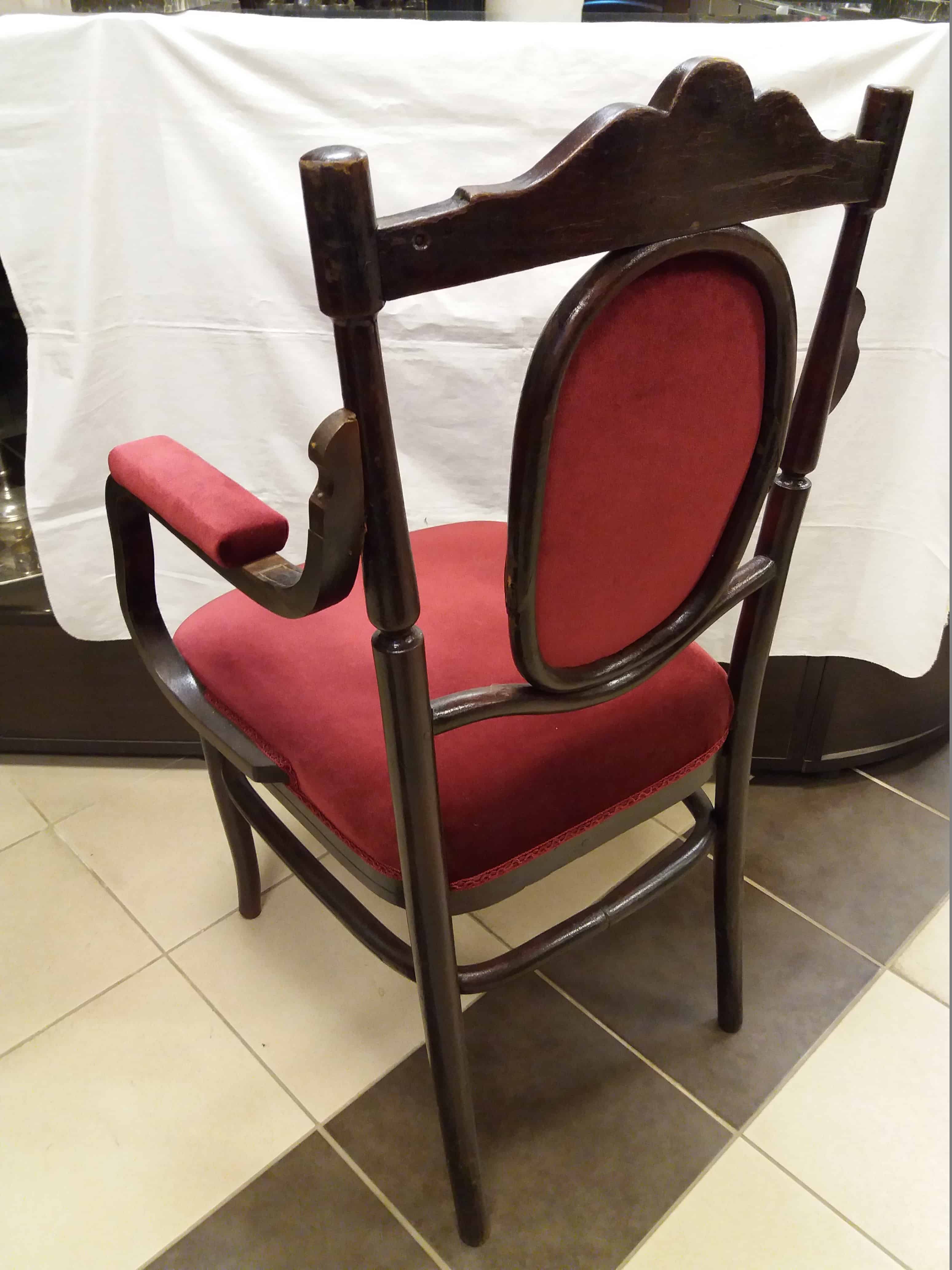 Красный стул с подлокотниками