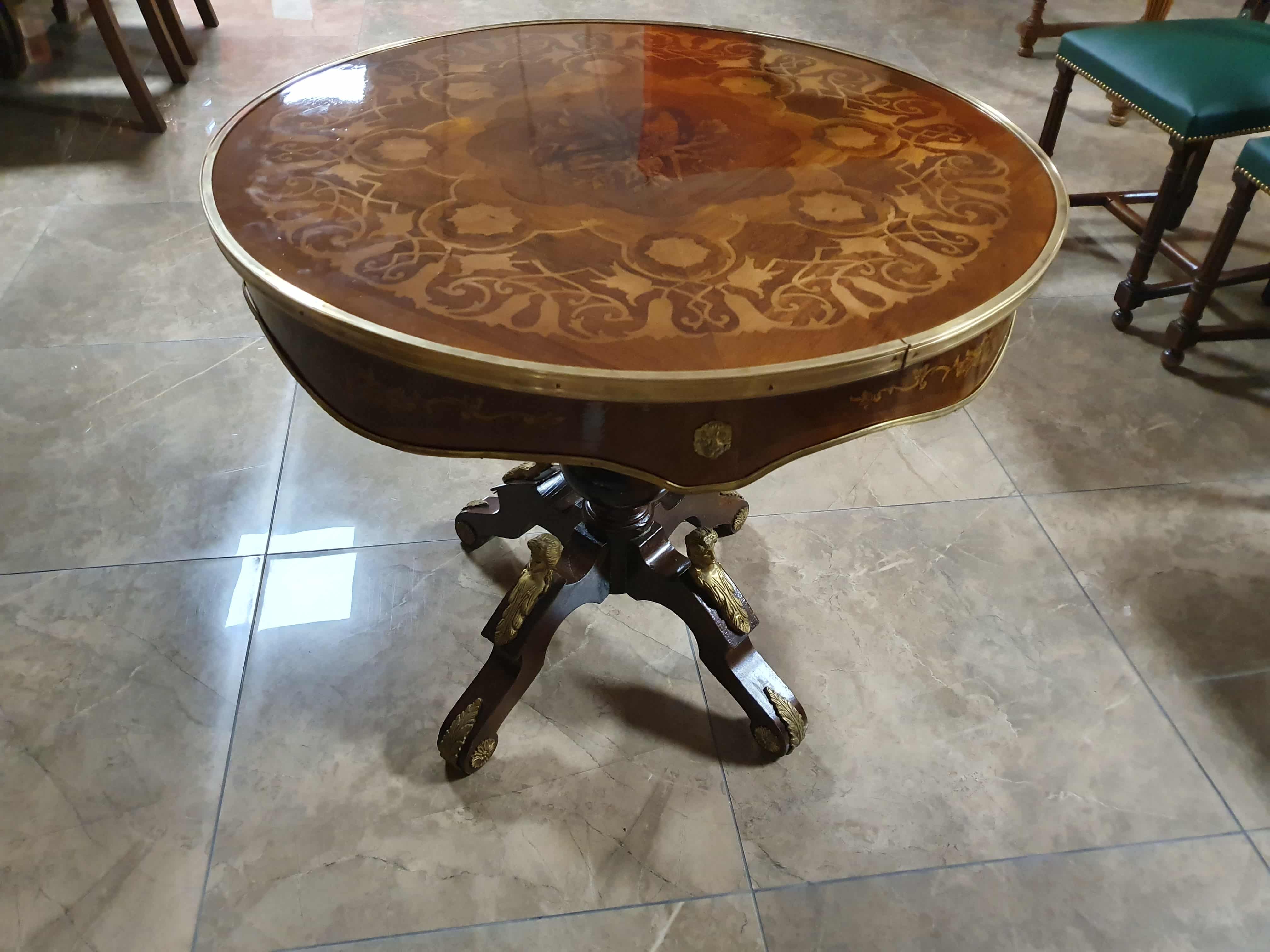 Антикварный круглый стол